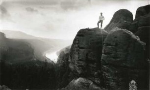 Sächsische Schweiz, Schrammsteine. Kelch. Seilschaft Bruno Henning im Alten Weg (VI). Blick vom Kesselturm ins Elbtal bei Schmilka und gegen den Vorderen Torstein