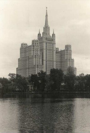 Moskau. Blick vom Moskauer Zoo auf das Appartementhaus (21 Etagen) am Platz des Aufstandes. Ansicht über die Newa
