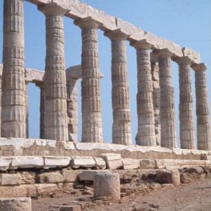 Kap Sunion, Poseidon-Tempel, Die südliche Langseite des Poseidon-Tempels, ehemals 13:6 Säulen, nach 448 v. Chr.