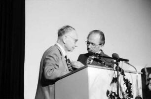 31. Tagung 1981 (29.6.-3.7.) Mediziner; Eröffnung: Sir Bernard Katz bekommt Mikrofon von ?