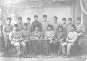 Türkei. Gruppenbild Uniformierter mit dem Veterinärmajor Hans Richter, aufgenommen in einem Fotoatelier (wahrscheinlich in Konstantinopel)