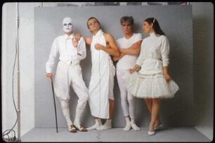 Fotoshooting einer Performance- oder Schauspielgruppe : Ingolf Thiel mit drei weiteren Schauspielern in weißen Kostümen vor einem grauen Hintergrund