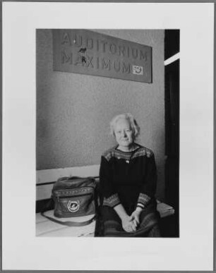 Irmgard Kohlhepp vor einem Auditorium Maximum, Berlin