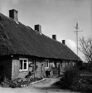 Armenkate mit Reetdach: rechts Garten