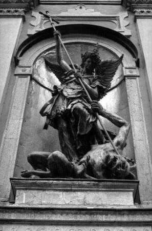 München: Drachentöter [Erzengel Michael] Plastik [an der Michaelskirche]