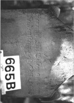Grabstein 665 (Index: 99900569) Material: Sandstein Zustand: oben stark verwittert, sonst leicht angewittert Maße HxBxT: 138x58x14 cm Beschreibung: aufgesockelte Stele mit oben abgeflachtem Dreiecksabschluss, Eckakroterien, im Dreiecksfeld Levitenkanne Symbolik: Levitenkanne: Grabstein 665B