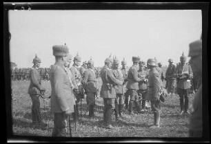 Bei Focșani (Rumänien): Offiziere mit Pickelhaube und mit Husaren-Uniform und -Kopfbedeckung beim Aushändigen von Ehrenzeichen an Soldaten mit Stahlhelm (Seitansicht, Nahaufnahme) ("Kaiserparade")