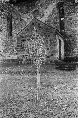 In Fürstenwerder an der Kirche : In Fürstenwerder an der Kirche; Plastik von Ralf-Dieter Schulz