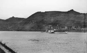 Blick über die Elbe mit Personen-Seitenraddampfer "Karlsbad" (1898, Werft Blasewitz) zum Dubitzer Kirchlein