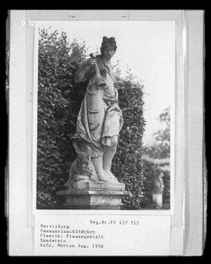 Mädchen mit Hund und Horn (Trinkhorn?) : Mädchen mit Hund und Horn (Tinkhorn?). Sandstein. 18. Jahrhundert. Moritzburg: Schloss Moritzburg