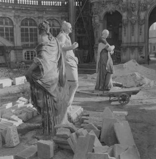 Dresden. Zwinger, Wiederaufbau, Zwingerbauhütte, Figuren für Hofkirche im Zwingerhof