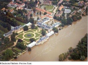 Dresden-Pillnitz. Schloß Pillnitz und nordwestliche Spitze der Pillnitzer Elbinsel. Luftbild-Schrägaufnahme von Westsüdwest