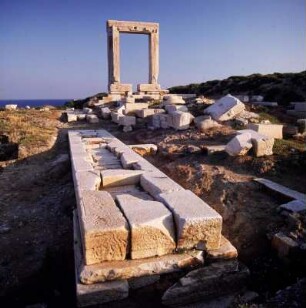 Naxos, Sto Paláti. Tempelfundamente und Tempeltor. Ende 6. Jh. v. Chr., 14x35m