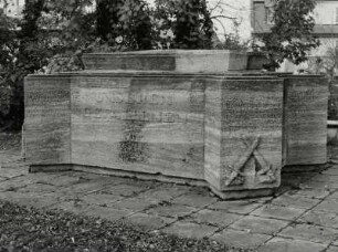 Denkmal für die Gefallenen des 1. Weltkrieges : Denkmal für die Gefallenen des 1. Weltkrieges. Kalkstein (nach 1918). Leipzig-Liebertwolkwitz, Friedhof