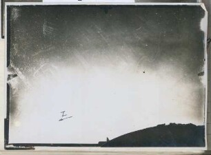 Foto der Absturzstelle des abgeschossenen feindlichen Flugzeugs bei La Chalade (Luftbild)