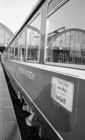 Gotthard-Express im Karlsruher Hauptbahnhof.