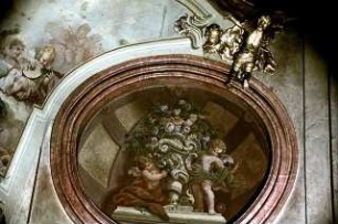Putti mit einer Blumenvase