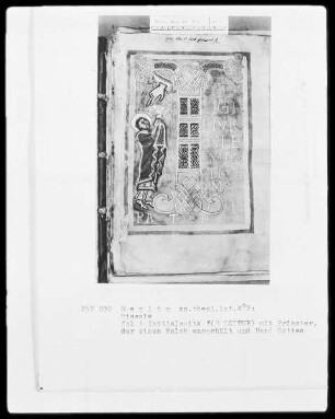 Missale — Initialseite mit Initiale T (E IGITUR), daneben ein den Kelch erhebender Priester und die Hand Gottes, Folio 1recto
