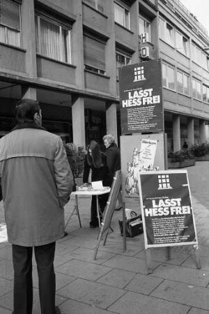 Unterschriftenaktion der Hilfsgemeinschaft "Freiheit für Rudolf Heß" in der Karl-Friedrich-Straße zwischen Kaiserstraße und Zirkel
