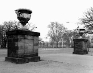 Dresden-Altstadt. Großer Garten (1683, J. F. Karcher; 1873-1895, K. F. Bouché). Hauptallee, stadtseitiger Eingang mit Prunkvasen (A. Corradini)