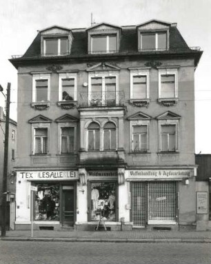 Radebeul, Sidonienstraße 2. Wohnhaus mit Läden (um 1895)
