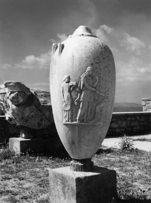 Grabstele eines Mädchens in Form eines Lutrophoros