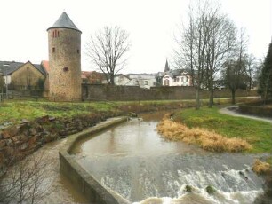 Stadtbild-Ansicht im Nordwesten mit Mühlturm und anschließender Stadtmauer (Wehrgang im 18 Jh abgetragen) sowie der Gersprenz-hier einst Standort der Erlesmühle (im 18 Jh abgetragen)
