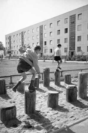Pflege der Grünanlagen in den Wohnsiedlungen der Städtischen Volkswohnung GmbH.