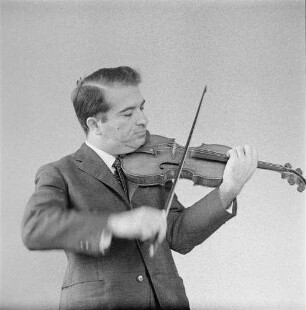 Ruggiero Ricci zu Besuch bei Bogenbauer Heinz Dölling. Erlbach-Wernitzgrün (Vogtland), 1961