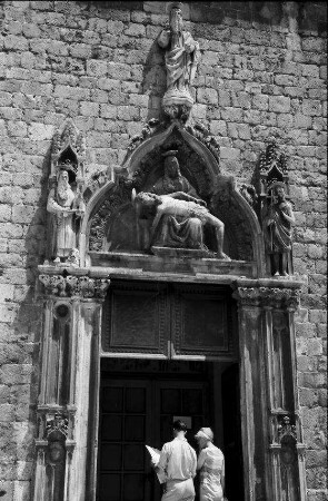 Dubrovnik: spätgotisches Portal mit Pieta der Franziskaner Klosterkirche
