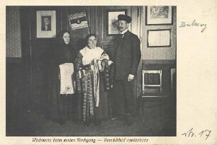 Wöchnerin beim ersten Kirchgang in Hochkirch : Kleidung - Truhentracht. Ort: Bukecy / Hochkirch. Wöchnerin beim ersten Kirchgang (Tracht der evangelischen Wenden). Postkarte
