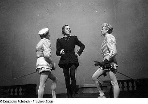 Szenenbilder aus dem Stück "Hamlet" von William Shakespeare am Deutschen Theater Berlin : Szene mit Horst Caspar als Hamlet (Mitte)