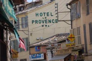 Vence - Altstadtgasse : In der Kleinstadt Vence, bei Nizza in der Bergregion der Seealpen, aufgenommen im April 2006