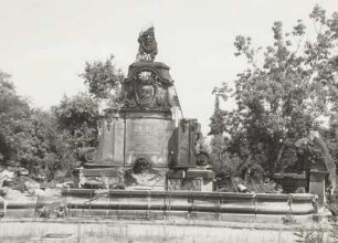 Denkmalbrunnen für den Oberbürgermeister Dr. Alfred Stübel : Denkmalbrunnen für den Oberbürgermeister Dr. Alfred Stübel. Sandstein (1910; H. R. Hartmann-Maclean, A. M. Hauschild). Dresden, Stübelplatz