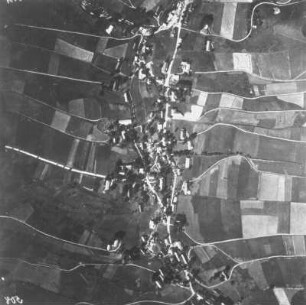 Schönwald (heute: Krásný Les). Ortsteilansicht mit Schloß und Dorfkirche. Luftbild-Senkrechtaufnahme