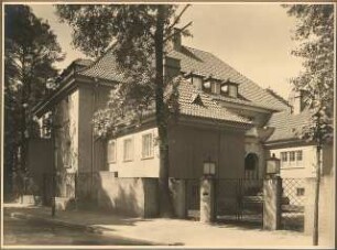 Landhaus Cohn, Doppel-Villa, Hubertusbader Straße, Berlin-Grunewald: Aussenaufnahme Hubertusbader Straße: Zaun mit Hauptzugang