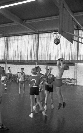 Basketball-Turnier der Volks- und Mittelschulen in der Gartenhalle.