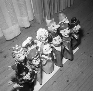 Babenhausen. Handpuppen (neben den traditionellen Puppen des Kasperle-Theaters auch Max und Moritz) der Firma Schöberl, Becker und Co.