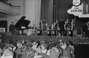 Podium mit Orchester während des Auftrittes