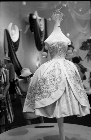 Zürich: weißes Kleid, perlenbestickt