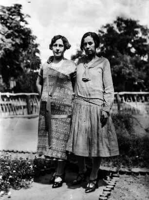 Frau Direktor und Frau Lagunillas. : Porträt zweier Frauen.
