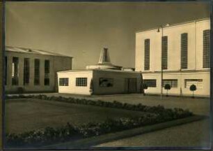 Ausstellungsgebäude, zerstört. Blick zur Papiermühle