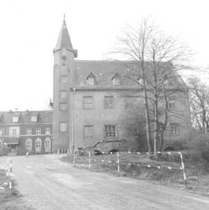 Belgershain. Schloss (um 1600, Umbau um 1800). Hauptgebäude. Seitenfront von der Aufffahrt