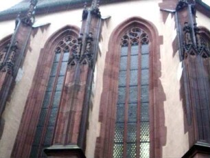 Traufseite Süd - Fenster und Strebepfeiler im Detail