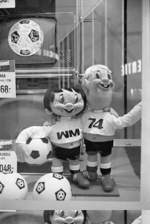 Reklame beim Kaufhaus Karstadt für die Fußballweltmeisterschaft 1974