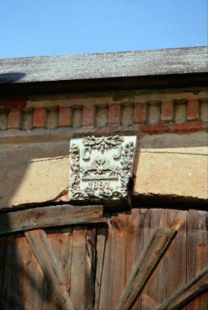 Detail voriges Bild: Hausmarke mit Jahreszahl 1891, Initialen C.J., zwei Pferden, Eichenblättern