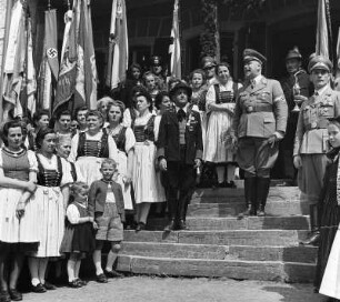 Franz Hofer, Gauleiter von Tirol-Vorarlberg, auf einem Bauerntreffen (vielleicht im Raum Bregenz). Ansicht mit Frauen und Mädchen in Trachten