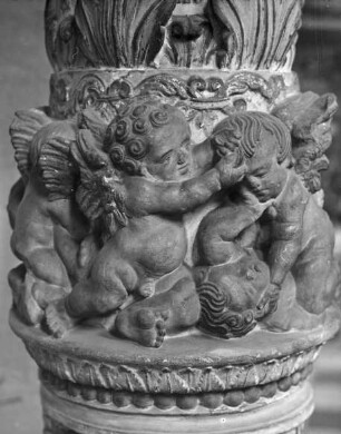 Halle (Saale), Dom, urspr. Dominikaner-Klosterkirche St. Pauli, Inneres, am nördl. 4. Pfeiler von Westen, Sandsteinkanzel, Detail vom Fuß; Ulrich Creutz