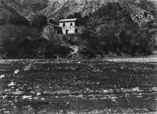Siedlung am Hang eines Flusses : Blick auf eine Siedlung am Hang des Rio San Juan del Oro. Im Vordergrund das mit Weizen bepflanzte Flussbett.