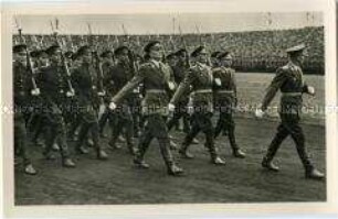 Verabschiedung des 136. sowjetischen Garde-Panzerregimentes im Magdeburger Ernst-Grube-Stadion